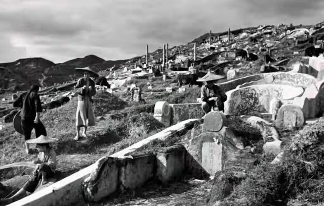 黄飞鸿晚年太惨了，经营几十年的宝芝林被大火烧光，长子又失业，双重打击下他一病不起