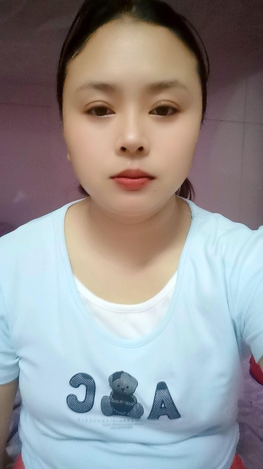 简约蓝白T恤，清新自然，轻松搭配，尽显青春活力！🌟👗💕