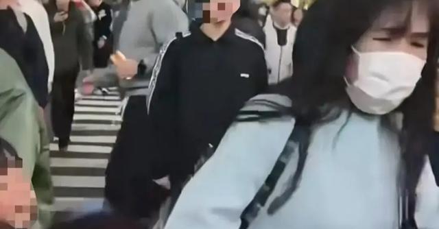 中方再次发出警告，呼吁在日本的中国人尽快回国。原来现在的日本出现了撞人族，看似是