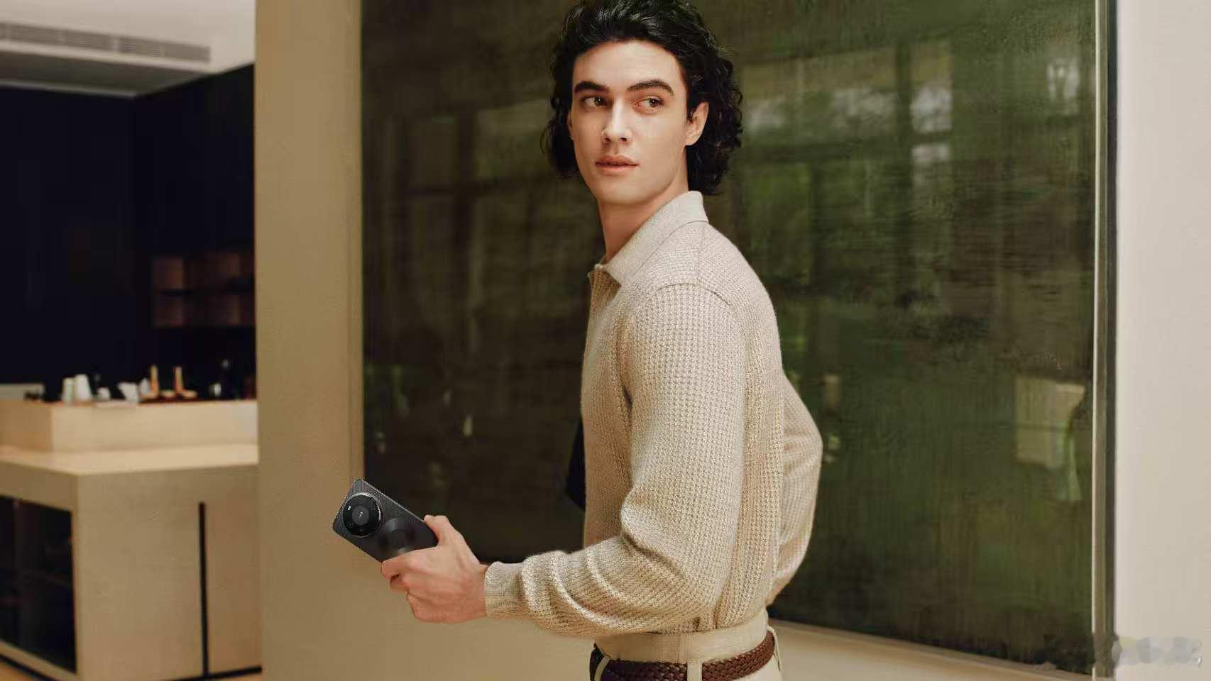 微米级光刻解锁机身美学，光影里藏专属印记，彩蛋比信号还深，这波创新爱了！