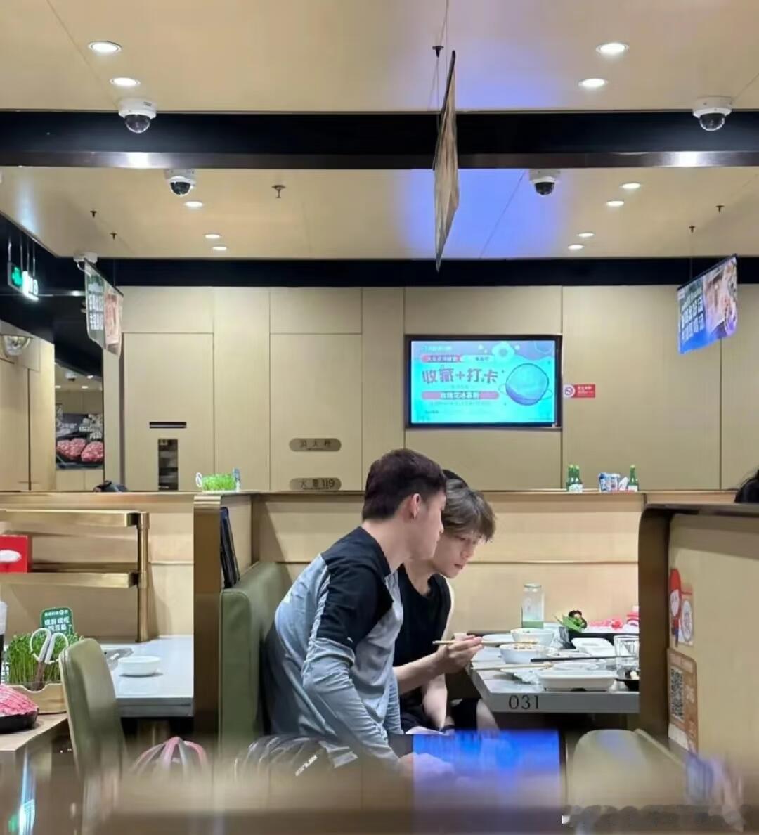 王安宇吃完火锅出门唱着歌走的王安宇频繁在火锅店被发现，而且这次吃完火锅，他唱着歌