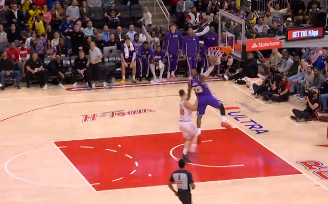 老詹弱侧上抢断球反击，经典战斧劈扣！湖人vs火箭