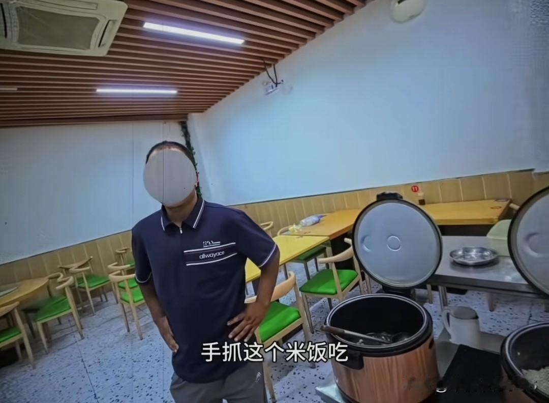 杭州外卖小哥撞见印度外教徒手抓公共大锅饭，直接举报，老板却轻飘飘一句习惯不一样。