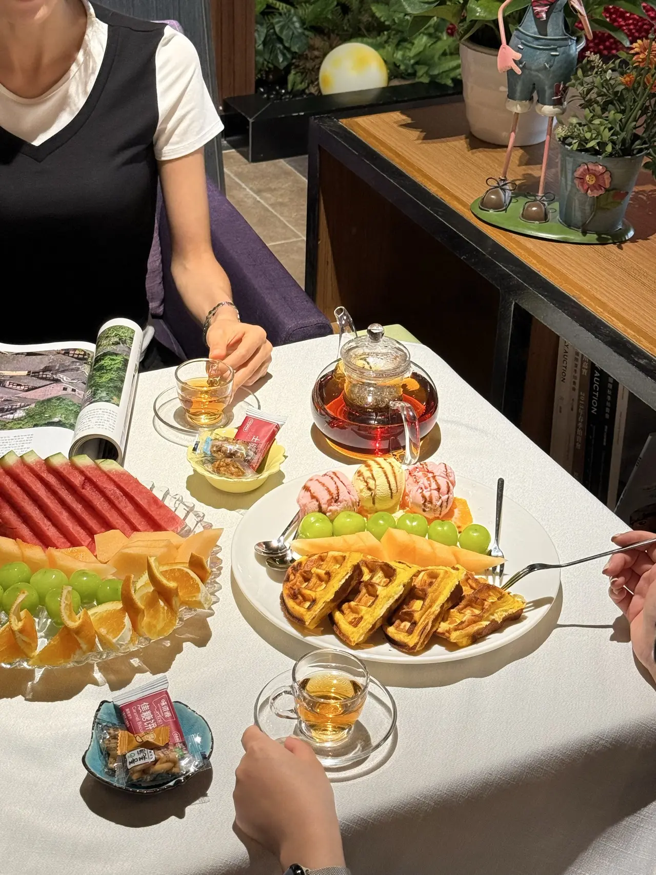 和闺蜜的成都半日｜宽窄巷子旁边的放松小店。   看完景点就想找个地方摆...