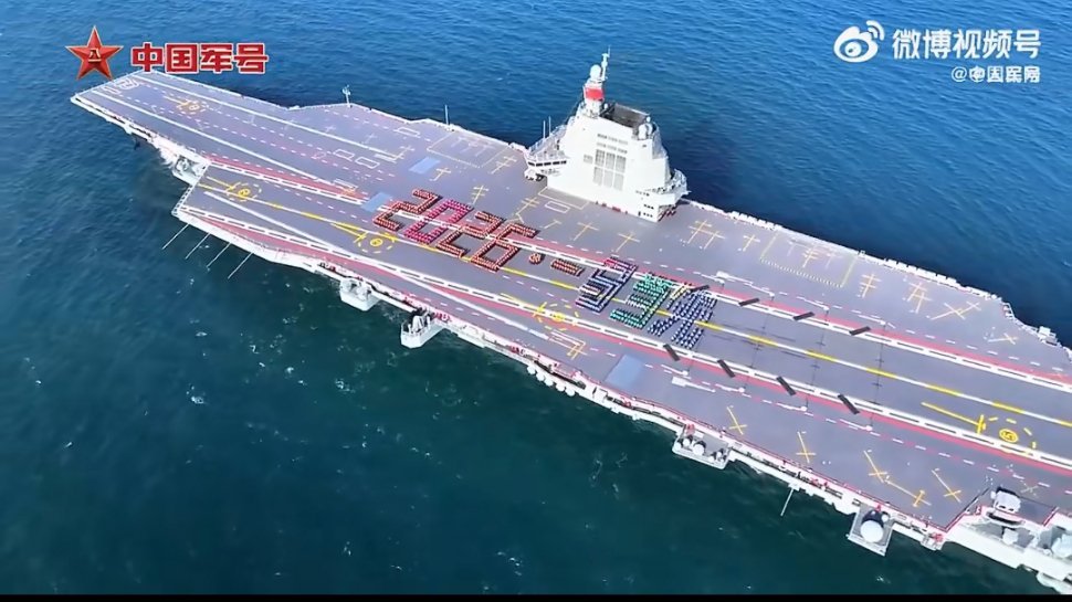 福建舰官兵甲板上摆出一马当先 福建舰上这阵势，直接“马”力全开！官兵们一摆“一马