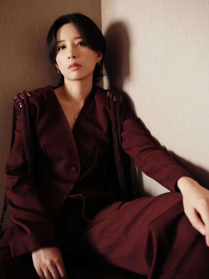 李斯丹妮新年首套高定 从舞台到红毯，李斯丹妮的时尚表现力一直很稳，新年首套高定依