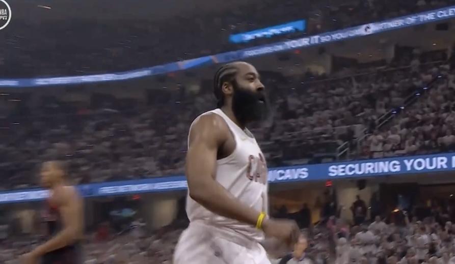 首节末段，哈登在一次进攻中，先是挤开对手抢到进攻篮板，随后顺势盯着对方造成上篮，