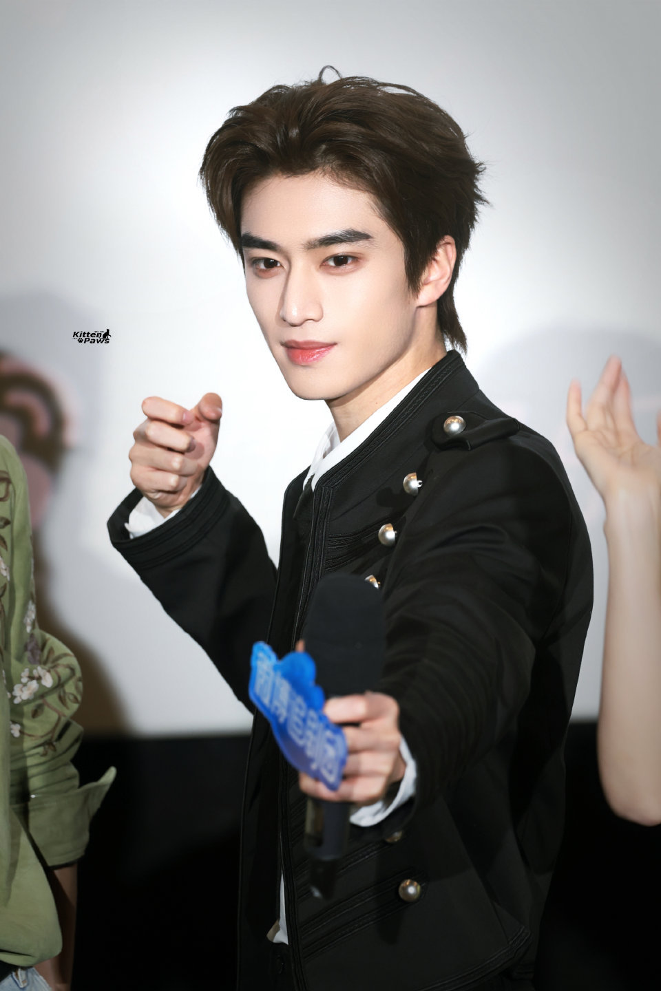 张康乐冰湖重生  zkl张康乐燕洵  “没有人可以规定风的形状，没有人可以规定你