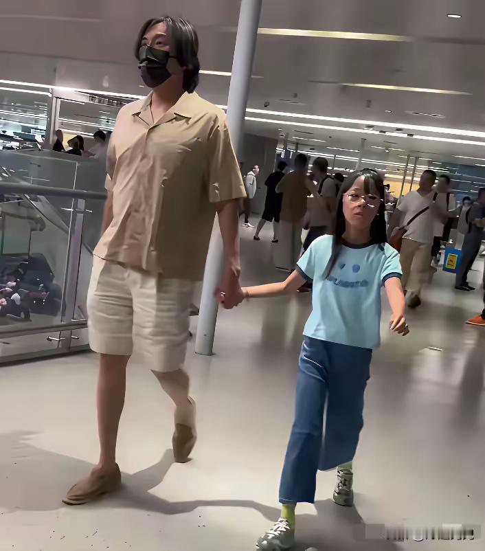 秦昊旁边小孩是谁，挺可爱的