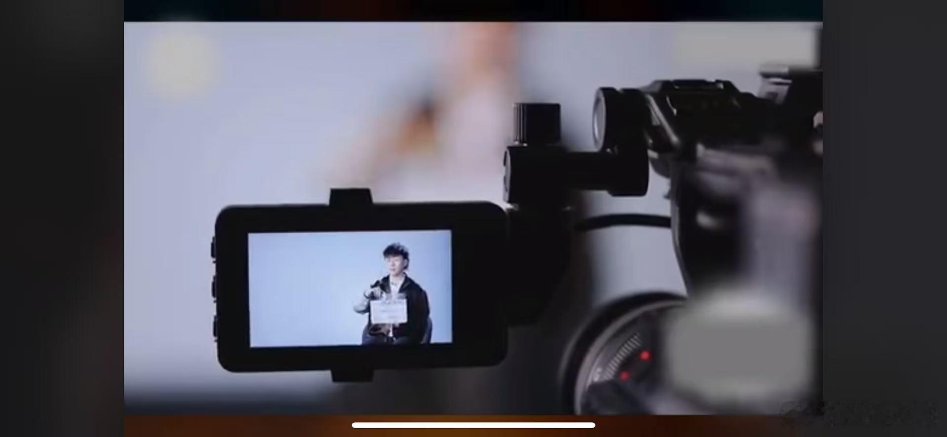 歌手直播庙堂之外胡彦斌歌手唱庙堂之外温柔且有力量的舞台！胡彦斌娓娓道来的唱腔，让
