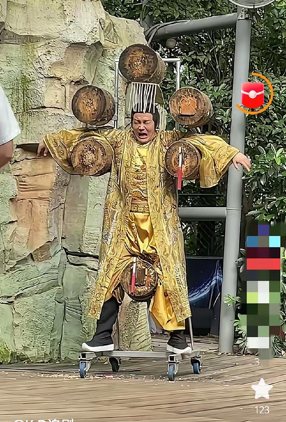 混不下去改行很正常，香港很多演员当售货员
他本来就在直播带货啊，他在景区打工要的