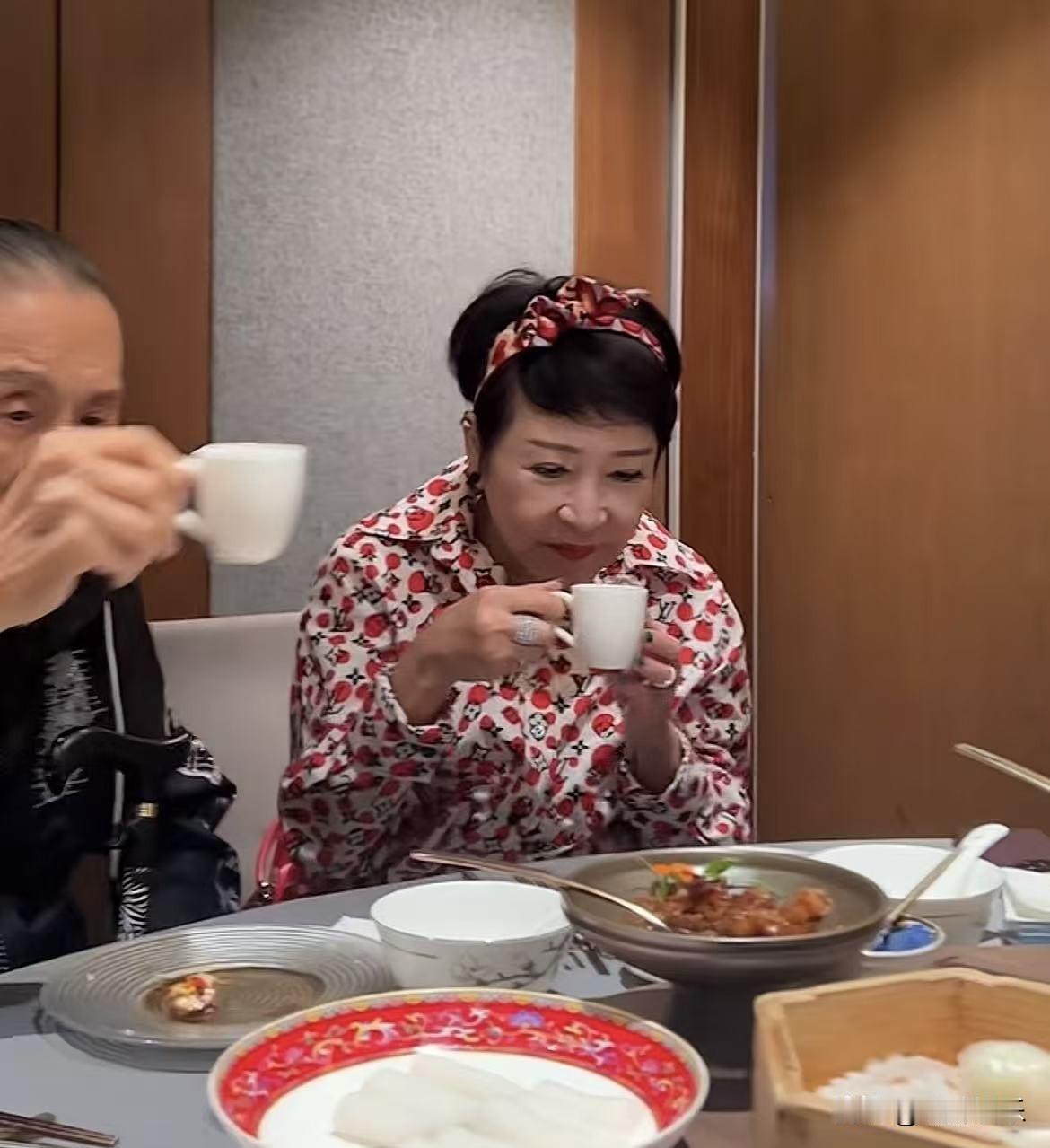 89岁谢贤去世，最伤心的肯定是谢霆锋和谢婷婷。
谢贤最后一次公开露面是今年4月在