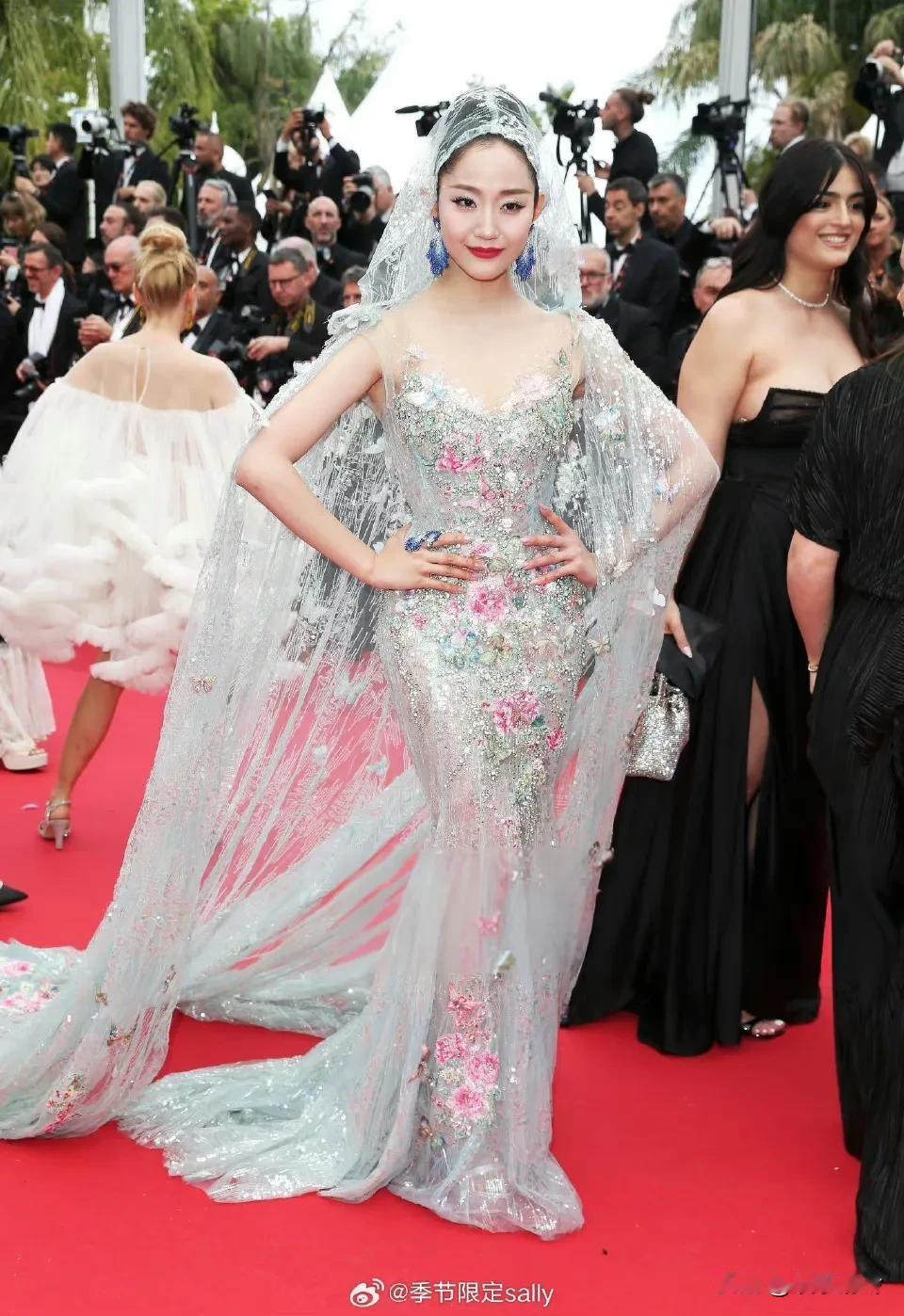 这位网红成为本届戛纳最大赢家，多次成为戛纳记者们的镜头焦点，要是回国出个戛纳攻略