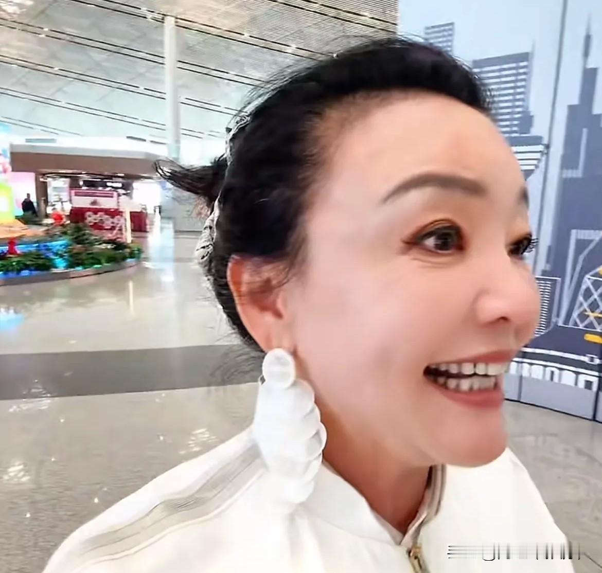 兰姐半生闯荡遍结良友，
岁月沉淀的情谊最动人，
 
都说人脉难得，真心更难寻，可