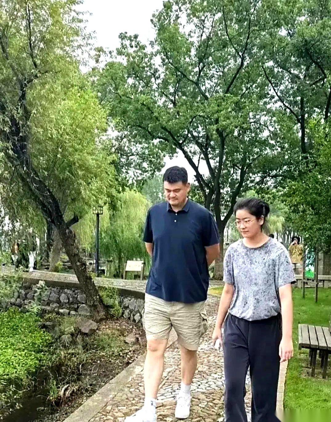 苏州街头，人潮攒动。那个两米多高的身影，想不看见都难。
只要姚明一出现，周围的空
