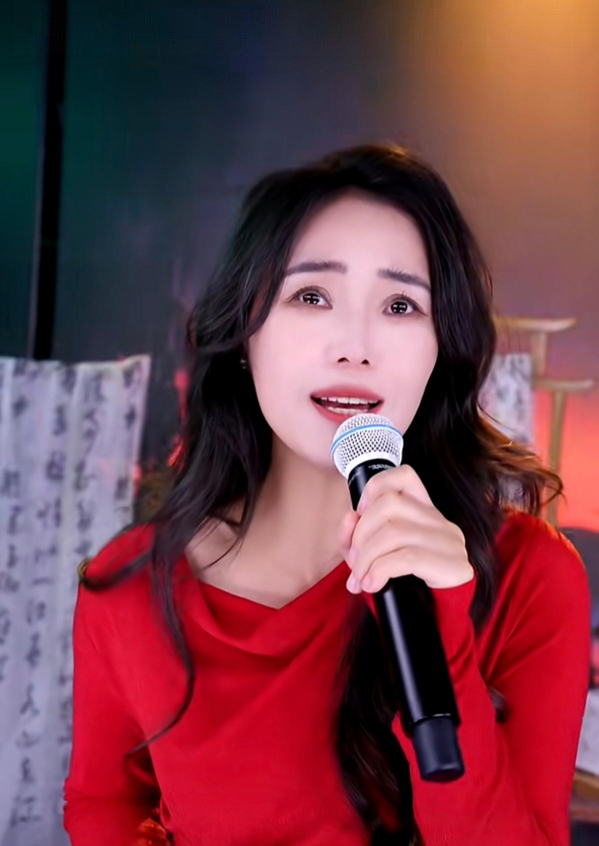 每次刷到云朵直播间，都是《化风行万里》，不过满屏的礼物一次比一次猛！
一个背负着