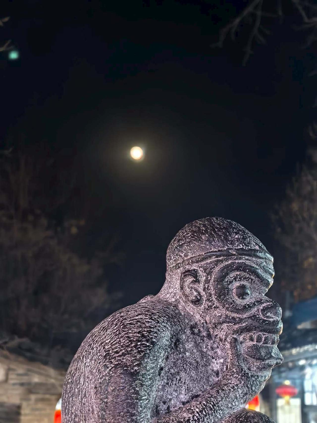 夜晚的神秘雕像，月光下的守护神兽！