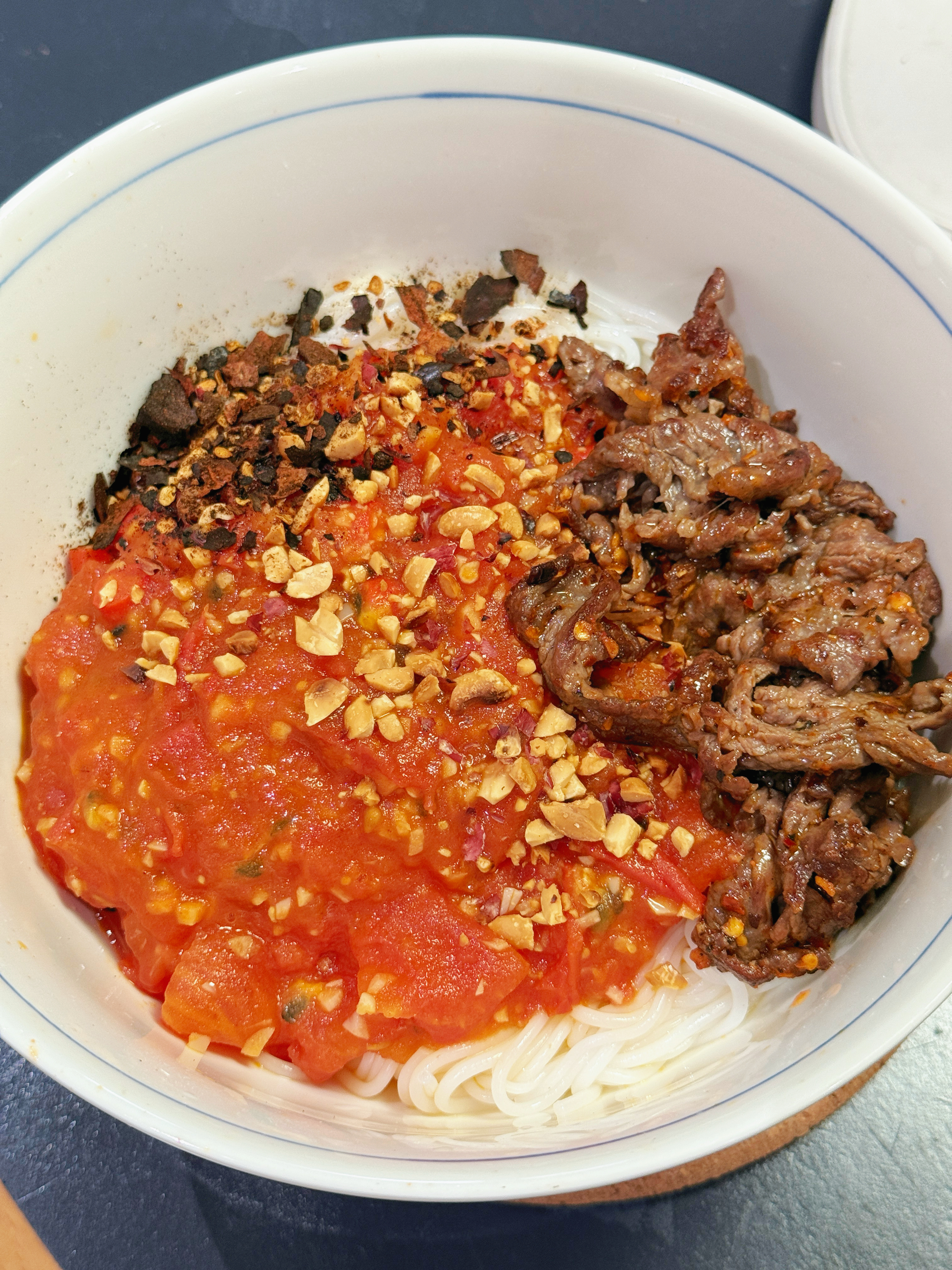 百香果和番茄炒出汁，煎几片腌好的牛肉，然后拌着米线好好吃，重点是加了六盘水辣椒面