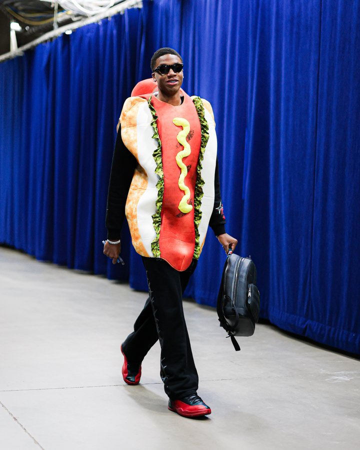 ​早起的小雷人们集合！雷霆主场迎战奇才的比赛即将开始，本场比赛雷霆的首发阵容是：