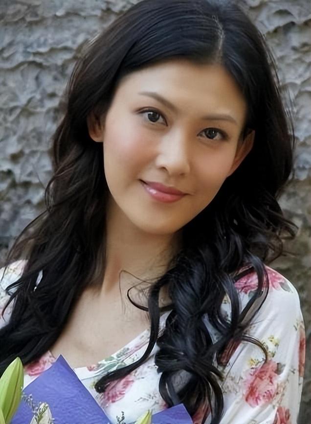 她是靠《回家的诱惑》中艾莉一角，被全国观众记在心里的李彩桦，可这几年电视上已经很