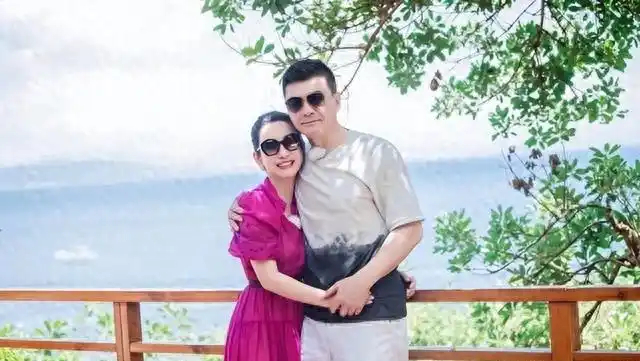 47岁秦海璐的玫红裙，戳破了中年婚姻的体面，嫁没嫁对人一目了然 