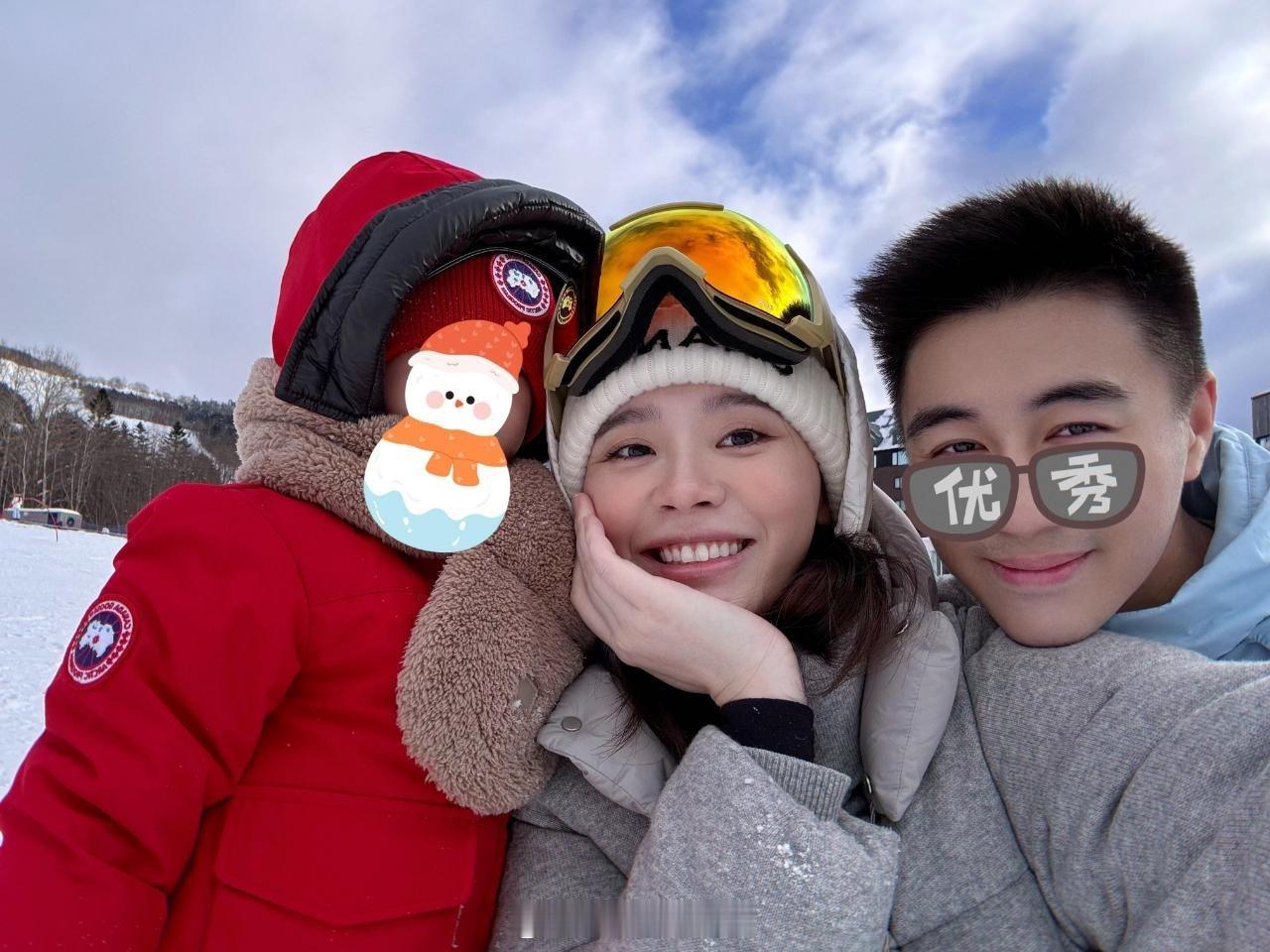 奚梦瑶晒全家福迎接2025  奚梦瑶全家福 女儿感觉好像爸爸何猷君[doge] 