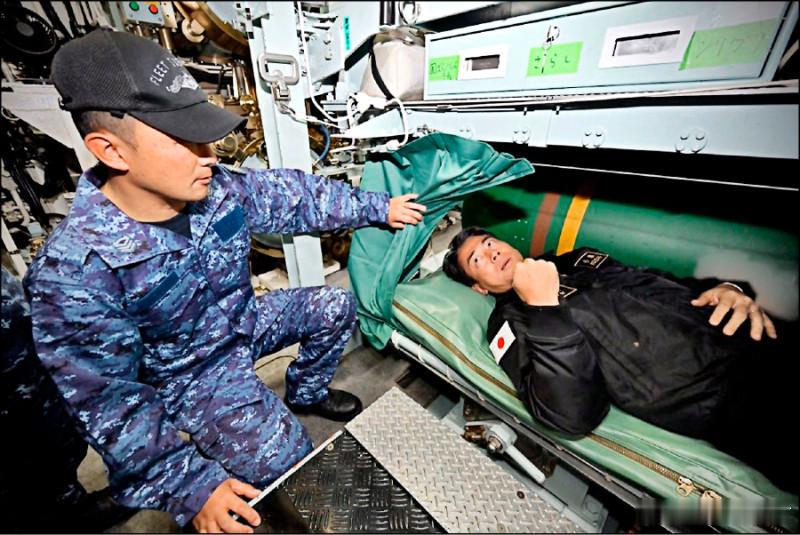 【小泉进次郎登上海上自卫队潜艇，体验在鱼雷旁过夜】海外新鲜事日本 日本防卫大臣小