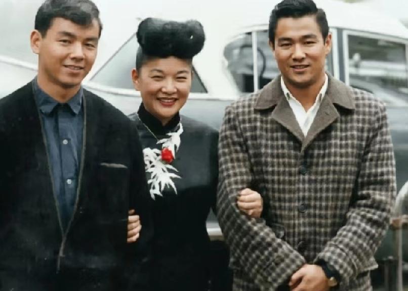 青涩的脸，沉重的肩，一张没被看懂的照片。

1960年西雅图，李小龙站在周露比餐