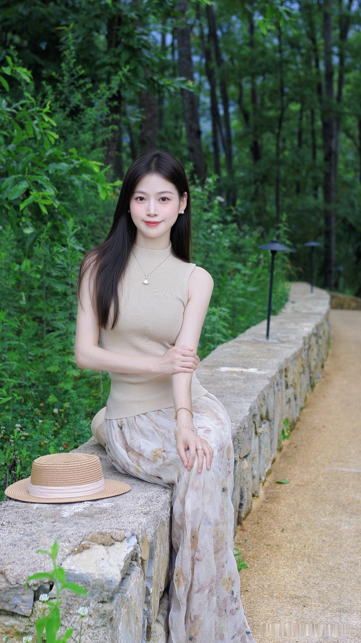 夏日森林漫步，清新自然穿搭