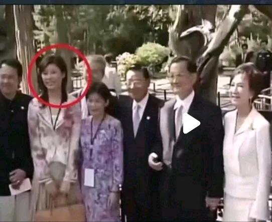 21年前，时任中国国民党主席连战来大陆参观访问。年仅35岁的郑丽文作为陪同人员一