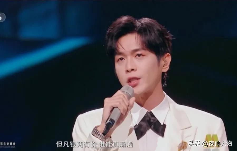 大湾区晚会，王嘉尔、张若昀都上台全麦开唱。一个致敬张国荣，一个唱起《庆余年》。好