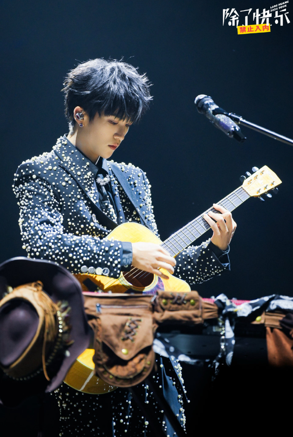 黄子弘凡首谈鸟巢演唱会 黄子弘凡说他鸟巢演唱会和之前的演唱会都不一样，无论是歌曲