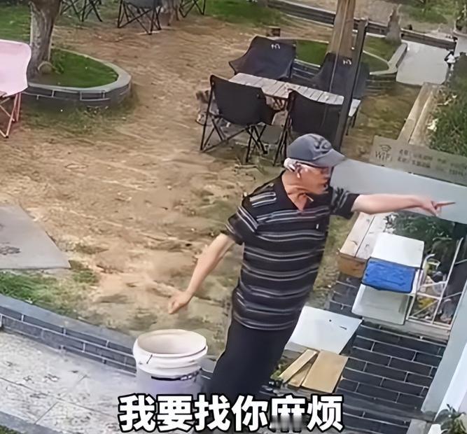 “为老不尊！”，4月29日，在浙江义乌，一大爷拎着空桶到咖啡店接水浇花，老板娘看