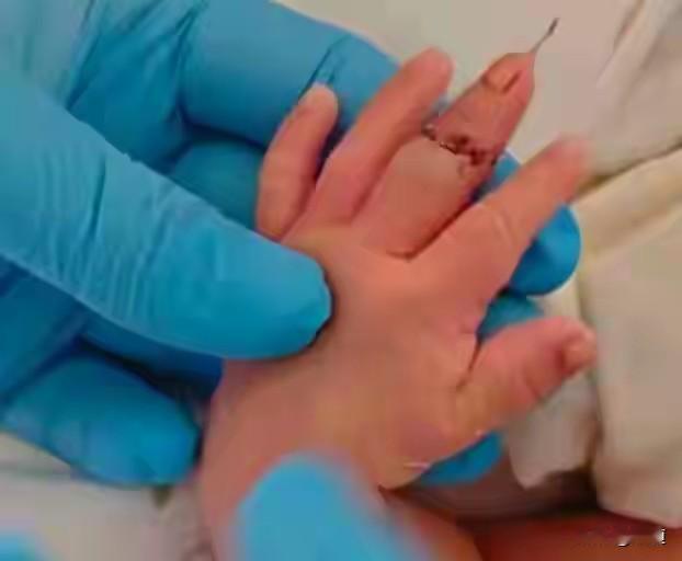 这个事真让人揪心。
2025年12月25日，盛先生的妻子去医院生孩子。
当医生推