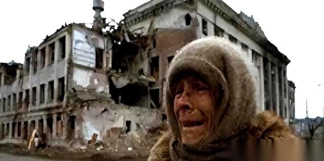 最打脸的事儿来了。
当基辅的防空警报成了背景音，当人们在废墟里捡木柴取暖的时候，