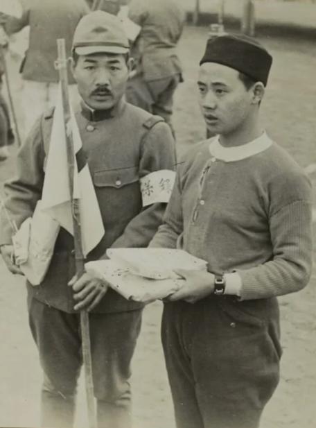 日本士兵与中国汉奸的狼狈为奸！这是日军随军记者柏原英一的私人相册里的一张，目的是