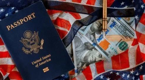 拿到美国绿卡，却迟迟不入籍，82万在美中国人用行动给出答案。不是不想成为美国人，