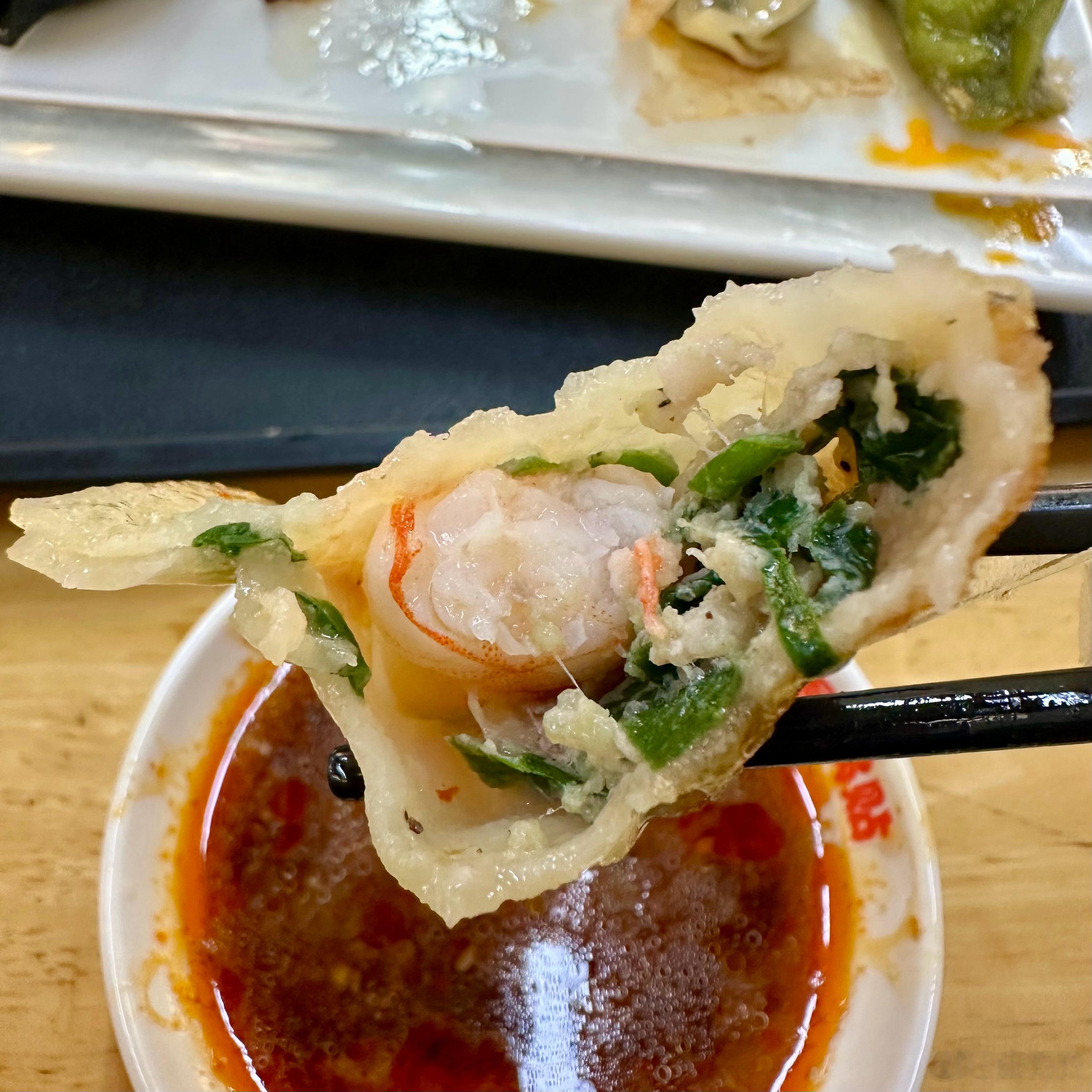 落地青岛，第一顿来吃锅贴。四个口味，分别是虾、墨鱼、牛肉和素三鲜。虾特别好吃，虾