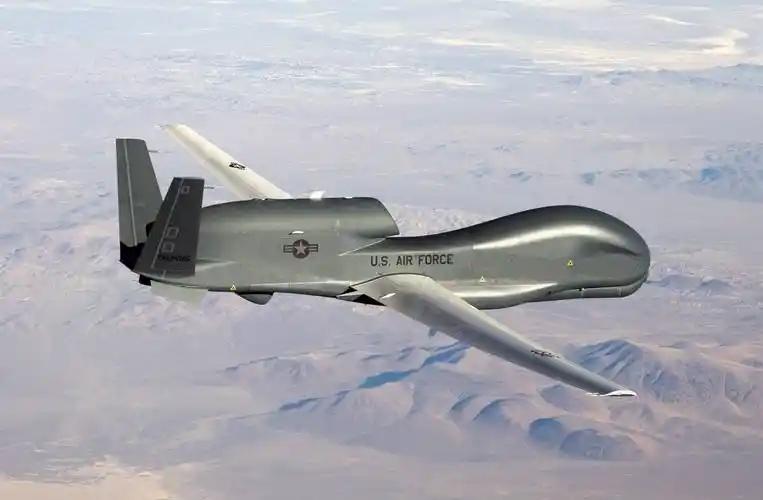 RQ-4全球鹰失联，日本海空紧急展开搜寻，通信中断原因未明。日本航空自卫队 RQ