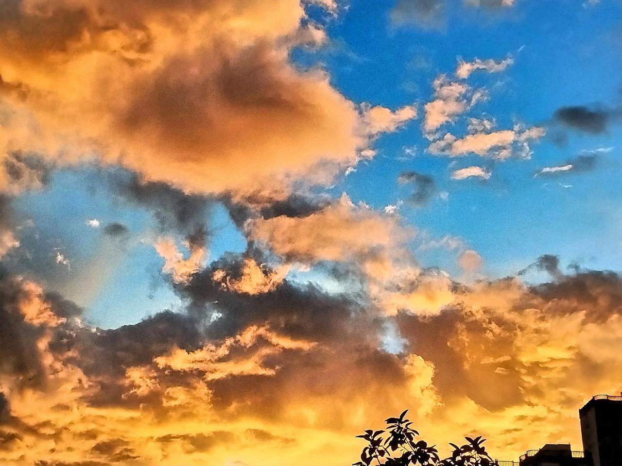 夕阳西下，云卷云舒，美不胜收！落日的余晖洒在大地上，给世间万物都镀上了一层金黄。