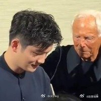 樊振东送阿玛尼老爷子亲签球拍  要知道，樊振东的签名球拍那可太有意义了，代表着他