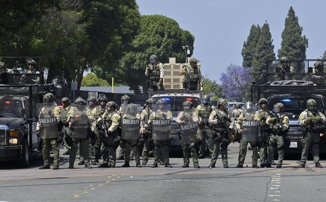 抗议升级 洛杉矶警方向抗议人群发射非致命子弹总台记者当地时间8日从NBC获悉，洛