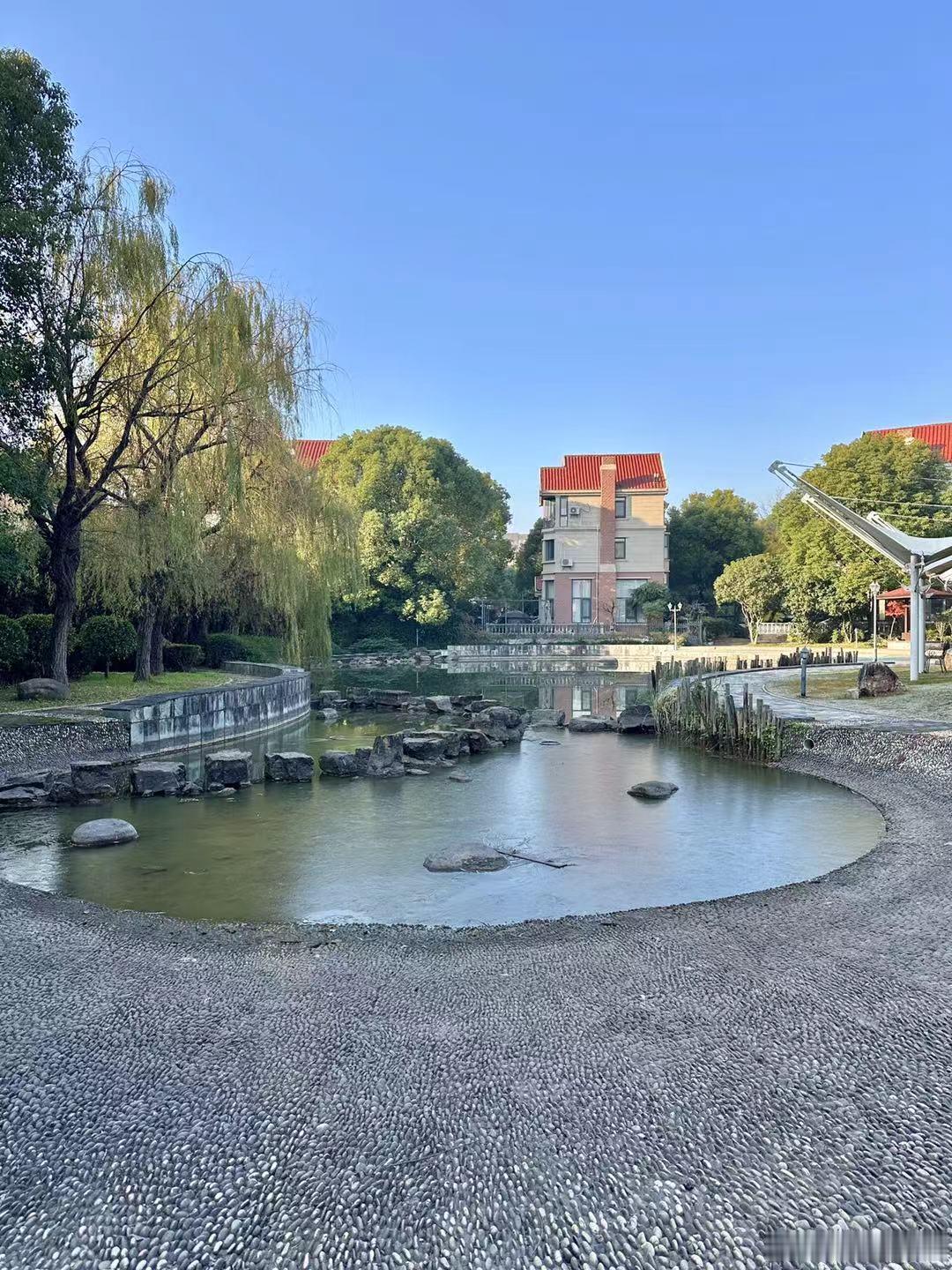 我们要的，是永远在路上的少年心气——目的地从不是终点，而是下一个起点的序章。生命