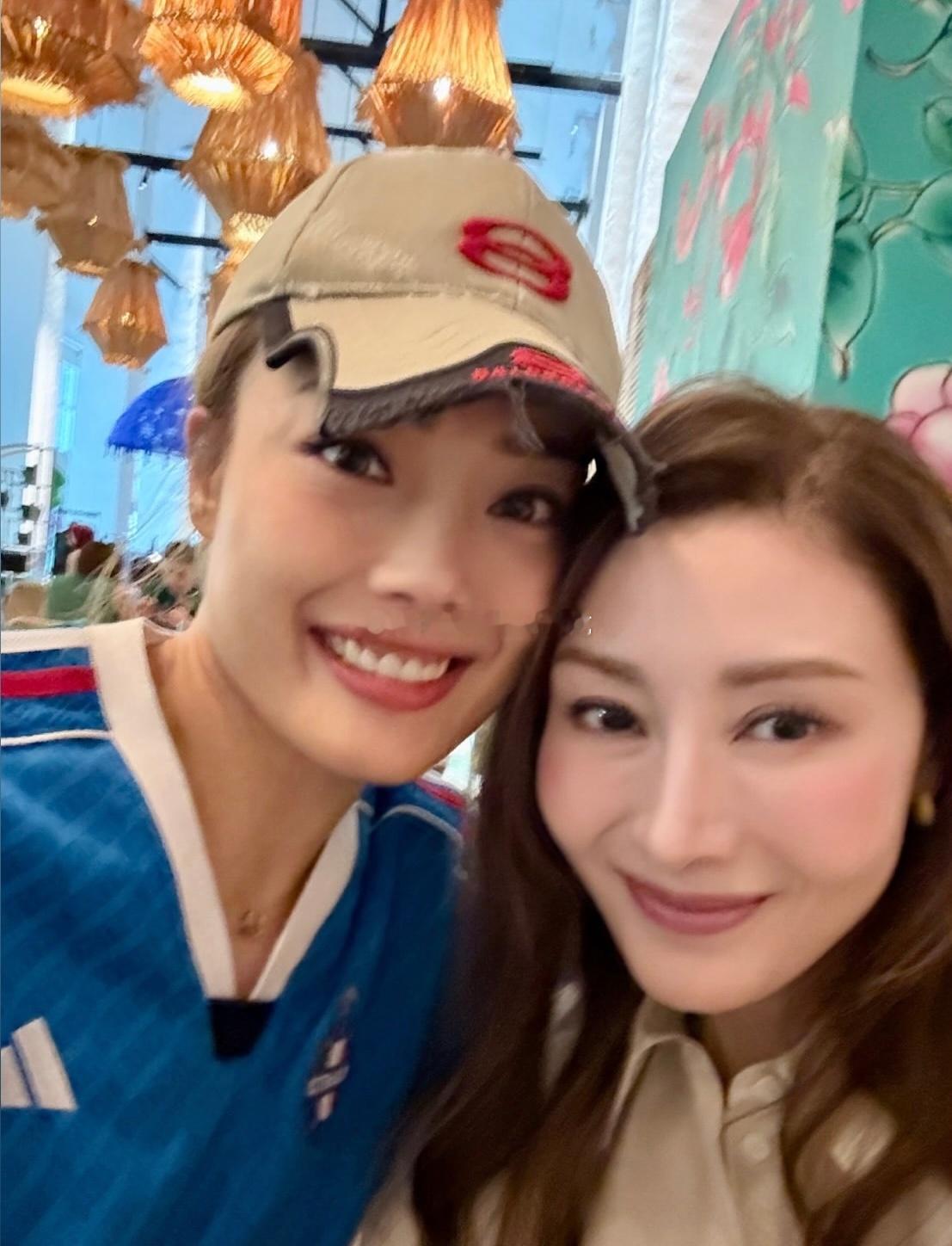 李嘉欣在新加坡碰见容祖儿~ ​​​