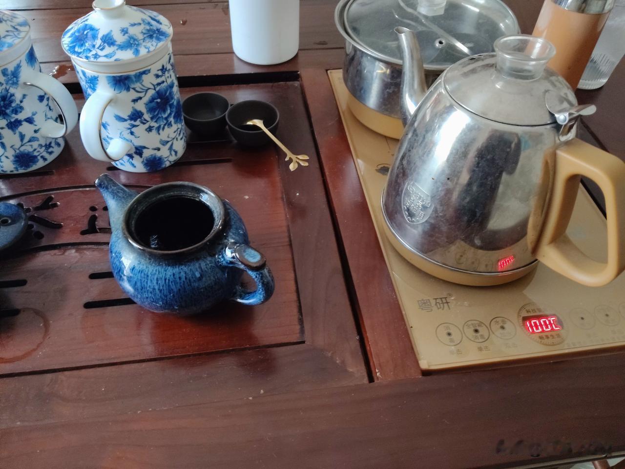 退休之后，我每天上午的日常，就是待在家里的茶室书屋，一边慢品香茗，一边翻读闲书，