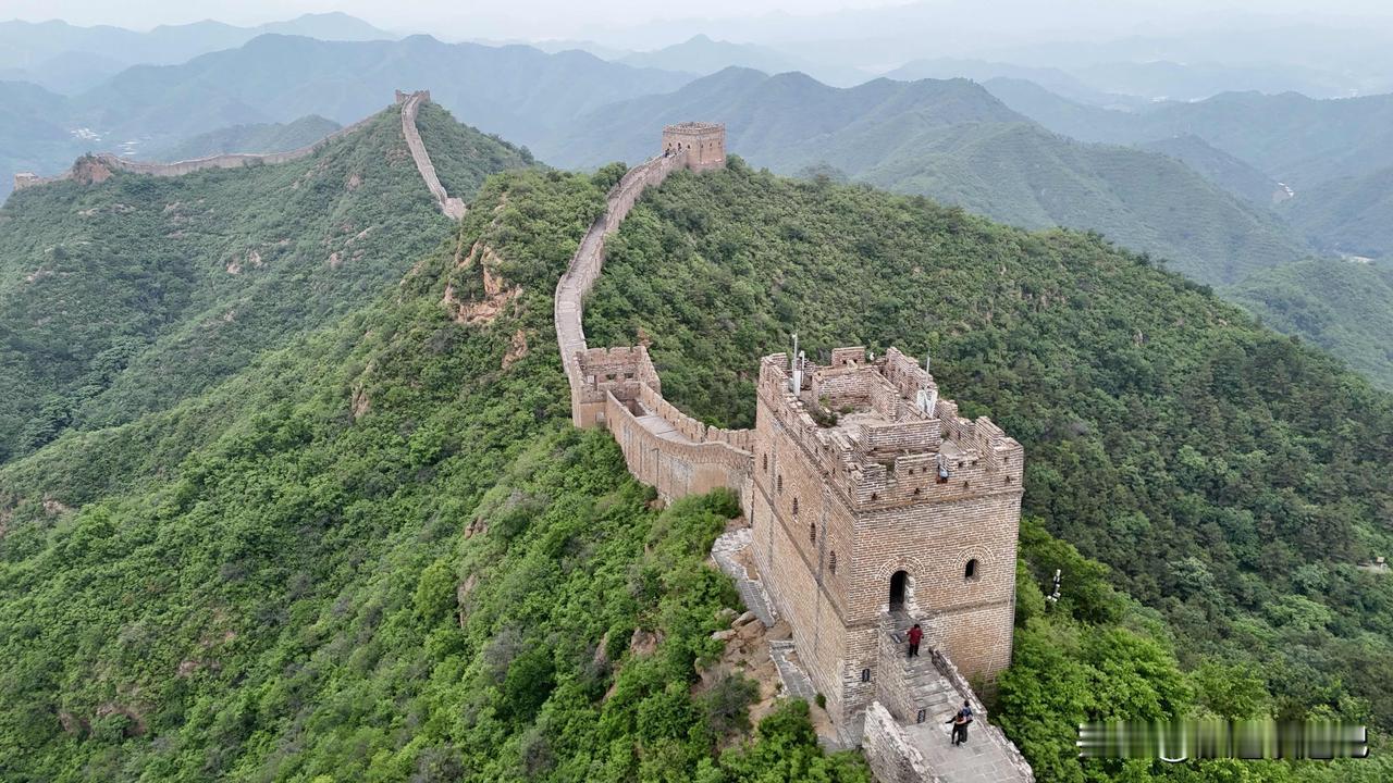 明代边塞九镇里哪一段长城保存完整最有特色，那一定是蓟镇，绵延在山岭间的砖包长城把