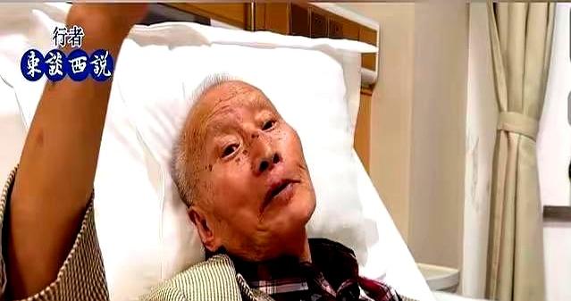 清晨的走廊里，上海一所养老院，92岁的退休法官慢慢走。
他的独子，四十多年前被他
