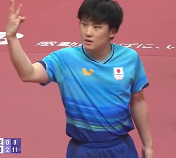 张本智和一句话引爆舆论！名古屋亚运会乒乓球男团决赛落幕，日本队拿下金牌，立下大功