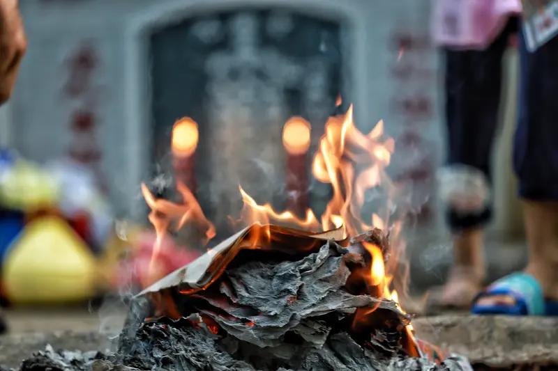 祭祀烧纸是中国一项源远流长的传统习俗，尤其在清明、中元等节日，它远不止是简单的焚