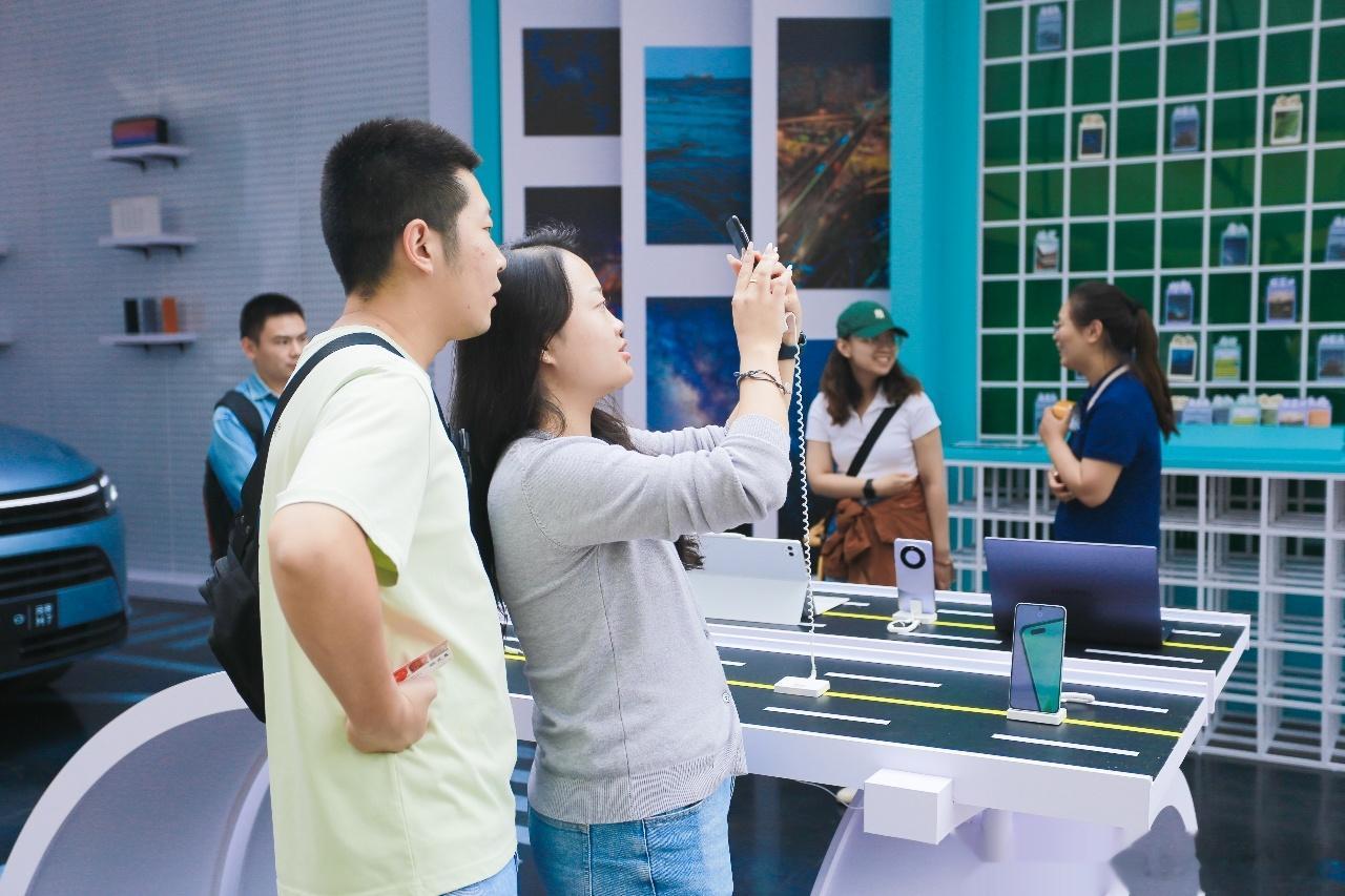 这个假期偶遇了超大礼物盒，简约时尚的空间，超级出片，大大的中秋月亮，氛围感拉满，